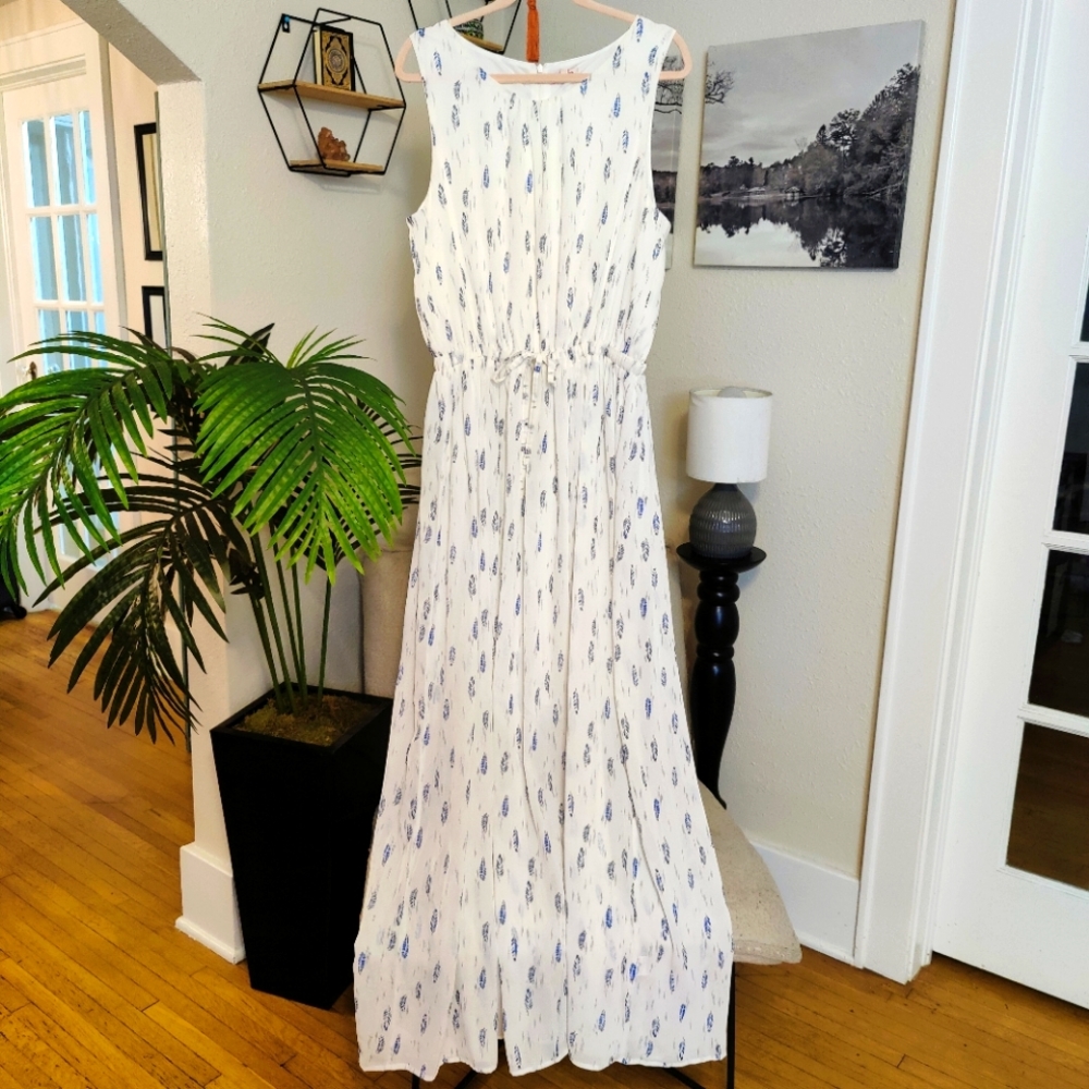 Plus Size White Maxi Dress with Blue Feather Pattern